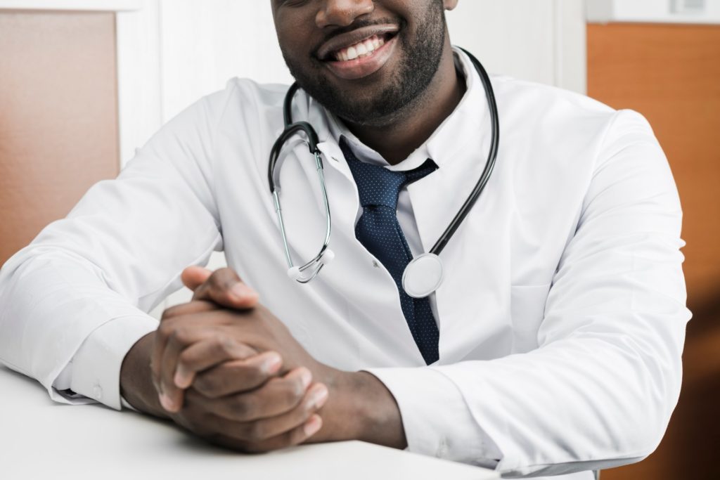 médico negro representando a equidade na saúde