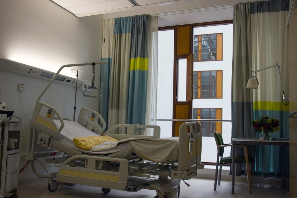 leito de hospital vazio, mostrando como o sistema de saúde integrado auxilia na alta segura