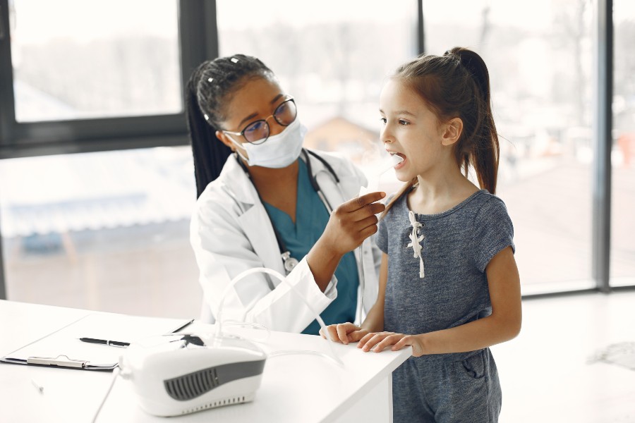 médica avaliando paciente e oferecendo uma melhor experiência com base no uso da plataforma Valor em Saúde
