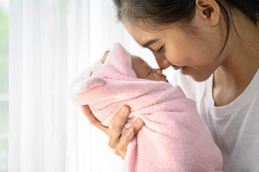 mãe segurando o bebe após um parto prematuro